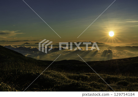 Sunrise from Yatsugatake floating in a sea of clouds 129754184