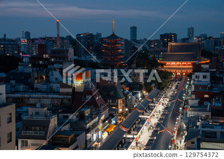 [Tokyo] Night view of Sensoji Temple and Nakamise Street 129754372