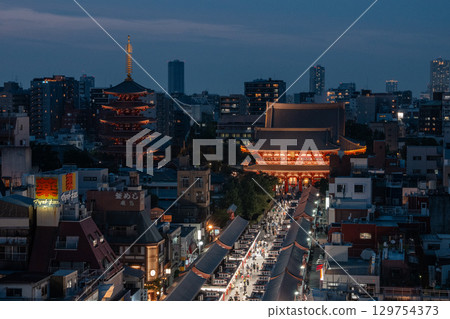 [Tokyo] Night view of Sensoji Temple and Nakamise Street 129754373