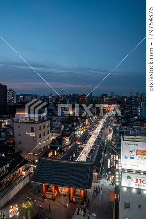 [Tokyo] Night view of Sensoji Temple and Nakamise Street 129754376