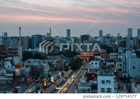 [Tokyo] Night view of Sensoji Temple and Nakamise Street 129754377