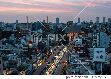 [Tokyo] Night view of Sensoji Temple and Nakamise Street 129754378