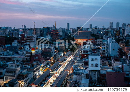 [Tokyo] Night view of Sensoji Temple and Nakamise Street 129754379