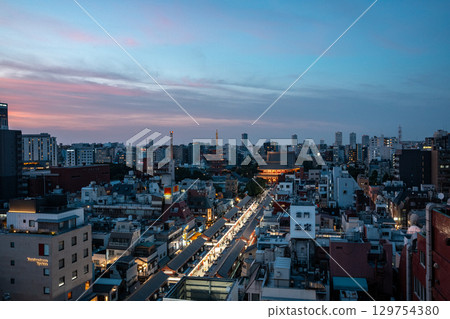 [東京]淺草寺和仲見世通的夜景 129754380