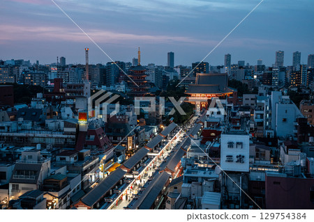 [Tokyo] Night view of Sensoji Temple and Nakamise Street 129754384