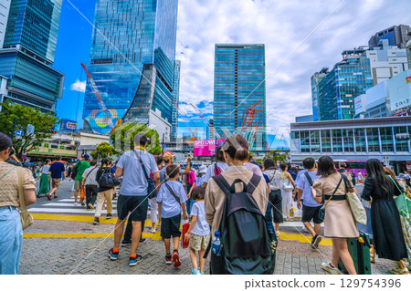Tokyo cityscape in Japan: Sky on the anniversary of the end of the war... 80th anniversary... Never repeat the horrors of war... Corona "war" = Shibuya on the 15th 129754396