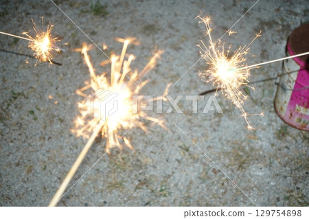 夏夜裡手持煙火的光芒 手持煙火的美妙瞬間 129754898