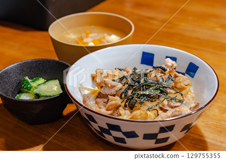 日式晚餐套餐,包括雞肉洋蔥飯、味噌湯和泡菜 日式晚餐套餐,包括雞肉洋蔥飯、味噌湯和泡菜 129755355