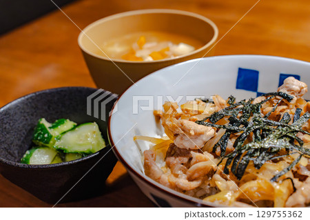 日式晚餐套餐,包括雞肉洋蔥飯、味噌湯和泡菜 日式晚餐套餐,包括雞肉洋蔥飯、味噌湯和泡菜 129755362