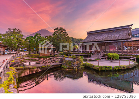 Oshino Hakkai and Mount Fuji at sunset 129755386