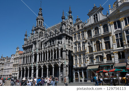 陽光明媚的日子，大廣場和國王宮擠滿了遊客 / 比利時布魯塞爾 129756113