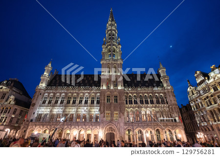大廣場和布魯塞爾市政廳的夜景/比利時布魯塞爾 129756281