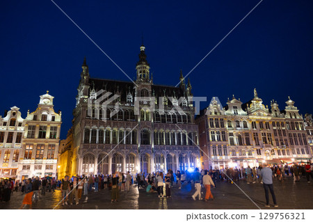 Night view of the Grand Place and the King's House / Brussels, Belgium 129756321