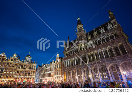 大廣場和國王宮的夜景/比利時布魯塞爾 129756322