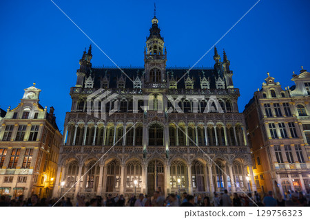 大廣場和國王宮的夜景/比利時布魯塞爾 129756323