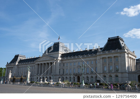 The Belgian Royal Palace on a clear day / Brussels, Belgium The Belgian Royal Palace on a clear day / Brussels, Belgium 129756400