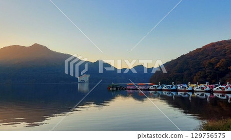 【群馬縣】榛名湖的秋日黃昏，天鵝船停泊在寧靜的湖畔 129756575