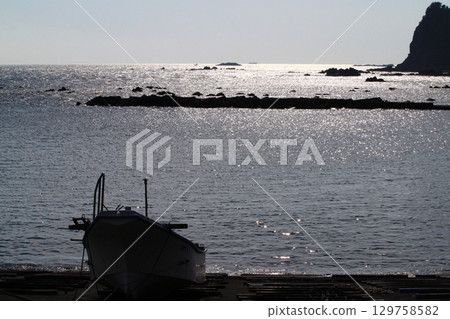 南伊豆町的漁船與海岸風景 南伊豆町的漁船與海岸風景 129758582