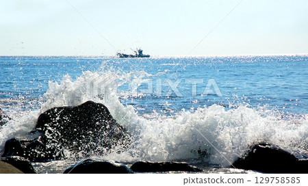 海浪衝擊著岩石和漁船 129758585