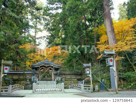 Autumn foliage scenery near the power spot Gokubashi Bridge and Kekaimon Gate at Saijoji Temple on Mt. Daiyuzan 129758641