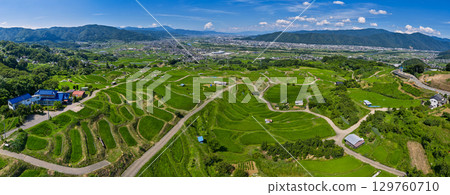 婦舍町（長野縣千曲市）夏日藍天與梯田全景 129760710