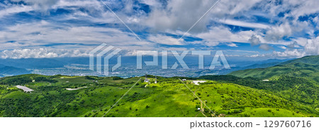 A spectacular view of Takabocchi Plateau enveloped in the summer sky A spectacular view of Takabocchi Plateau enveloped in the summer sky 129760716