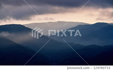 霧與光交織的神秘山脈（來自諏訪湖SA） 129760733