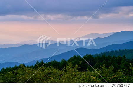 山脊與藍天重疊 山脊與藍天重疊 129760737