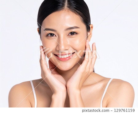 關心自己皮膚的女性 關心自己皮膚的女性 129761159