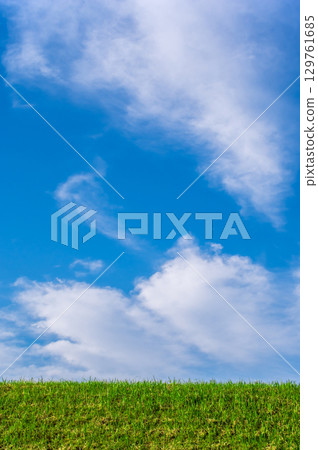 「風景/背景素材」白雲與藍天的對比 「風景/背景素材」白雲與藍天的對比 129761685