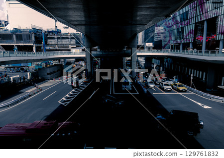 車輛通過立體交叉和交叉路口 車輛通過立體交叉和交叉路口 129761832
