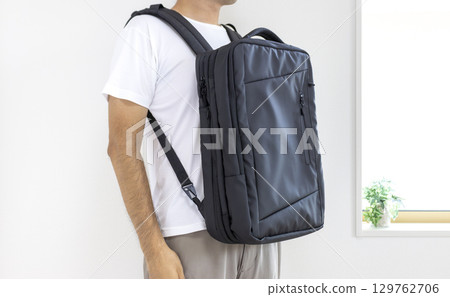 背著商務背包的男子（無臉、30多歲、日本人） 129762706