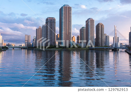 黃昏時分的東京灣佃島塔樓公寓大樓,東京中央區佃島的高層房地產 黃昏時分的東京灣佃島塔樓公寓大樓,東京中央區佃島的高層房地產 129762913