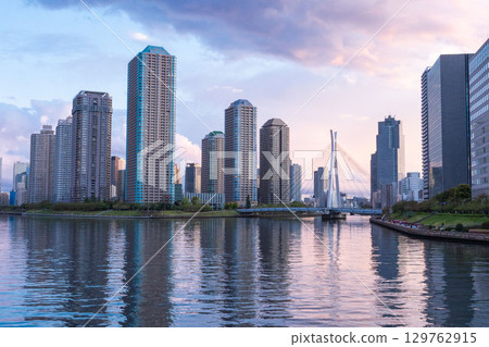 黃昏時分的東京灣佃島塔樓公寓大樓，東京中央區佃島的高層房地產 129762915