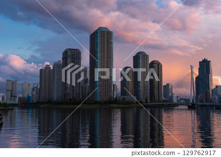 黃昏時分的東京灣佃島塔樓公寓大樓，東京中央區佃島的高層房地產 129762917