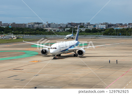 飛機駛向跑道 飛機駛向跑道 129762925