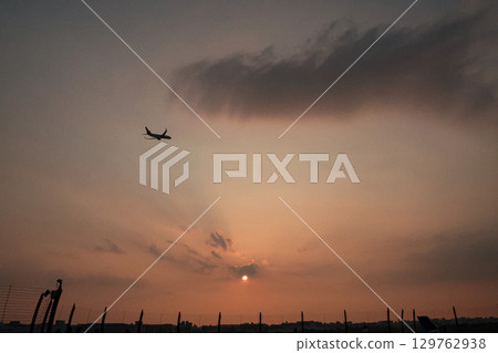 溫暖的晚霞灑進福岡機場 129762938