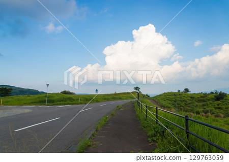 九重高原的景色與道路（大分縣竹田市九重高原） 129763059