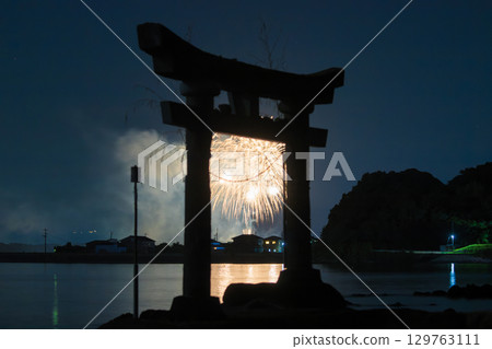Torii gate and fireworks by the sea 129763111