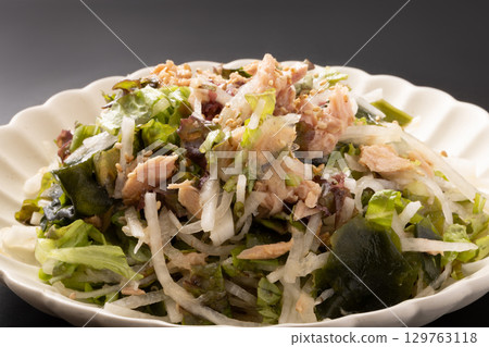 海藻沙拉(鮪魚、蘿蔔、生菜、裙帶菜) 海藻沙拉(鮪魚、蘿蔔、生菜、裙帶菜) 129763118