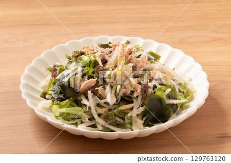 海藻沙拉（鮪魚、蘿蔔、生菜、裙帶菜） 129763120