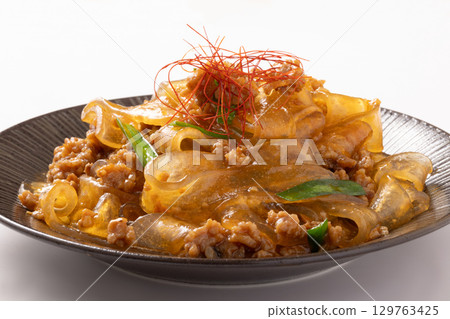 Flat vermicelli, tanmyeon, spicy flavor 129763425