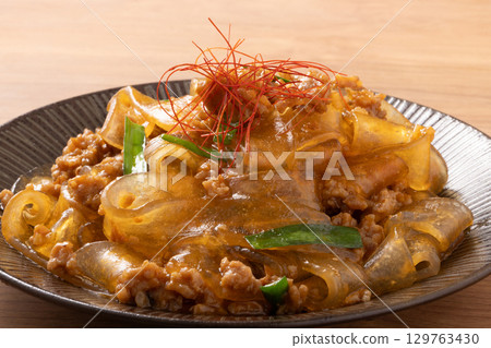 Flat vermicelli, tanmyeon, spicy flavor Flat vermicelli, tanmyeon, spicy flavor 129763430