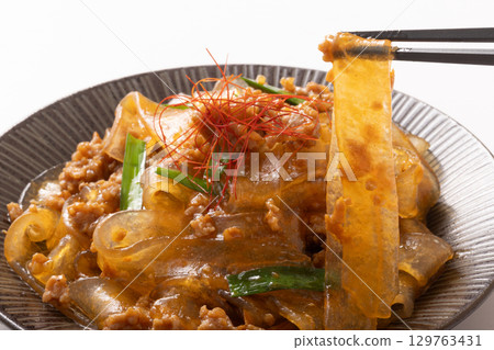 Flat vermicelli, tanmyeon, spicy flavor Flat vermicelli, tanmyeon, spicy flavor 129763431