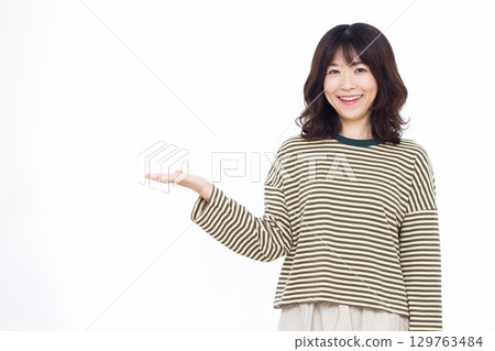 A woman giving an introduction 129763484