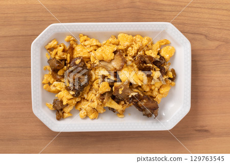 Maitake mushroom and egg stir fry 129763545