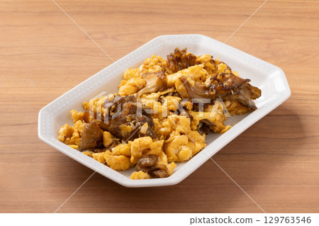 Maitake mushroom and egg stir fry 129763546