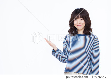 A woman giving an introduction 129763570