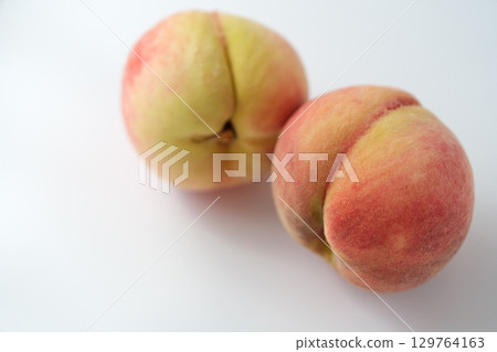 Juicy, large whole peaches from Yamanashi Prefecture (before washing: soft, soft pink color) Juicy, large whole peaches from Yamanashi Prefecture (before washing: soft, soft pink color) 129764163