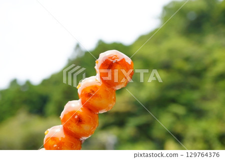 在夏季去靜岡旅行時，我吃了串燒的御手洗團子，上面覆蓋著濃鬱、光滑的醬汁。 129764376